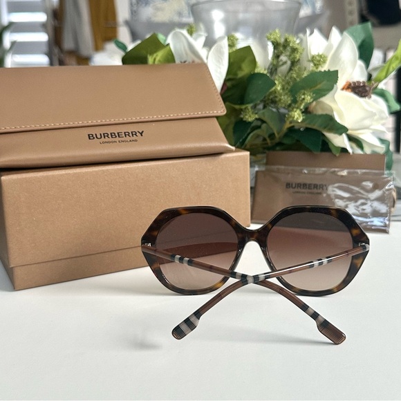 New BURBERRY Vanessa Brown Gradient Geometric Ladies Sunglasses 55mm - Picture 3 of 10